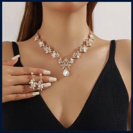 Gold Jewelry Set With Diamond-Encrusted Floral Design 2pcs Sophisticated Vintage Necklace Earrings Exquisite Gift Box Packaging